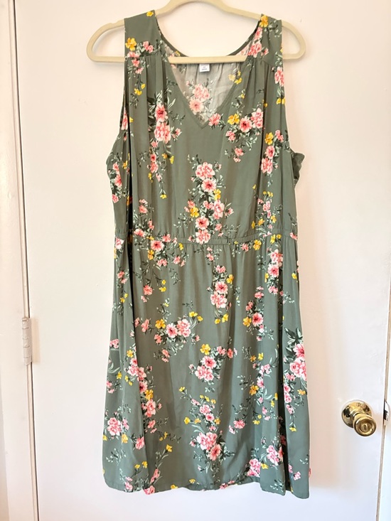 Old Navy Dresses & Skirts - Old Navy Olive Green Floral V-Neck Midi Dress